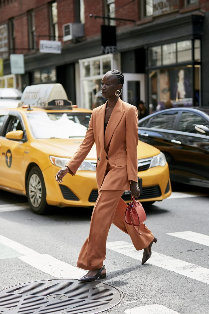 Женщины поразили шикарным уличным стилем во время Недели моды в Нью-Йорке - фото 449481