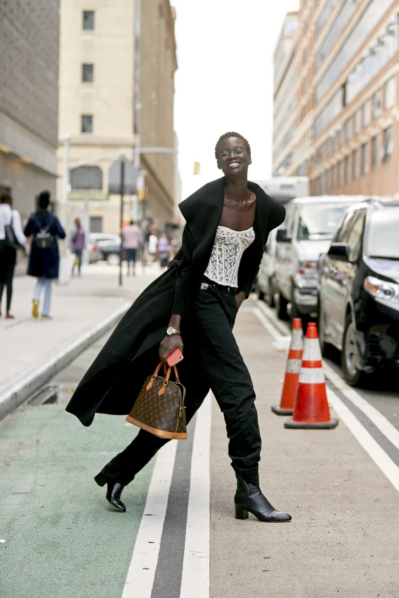 Женщины поразили шикарным уличным стилем во время Недели моды в Нью-Йорке - фото 449484