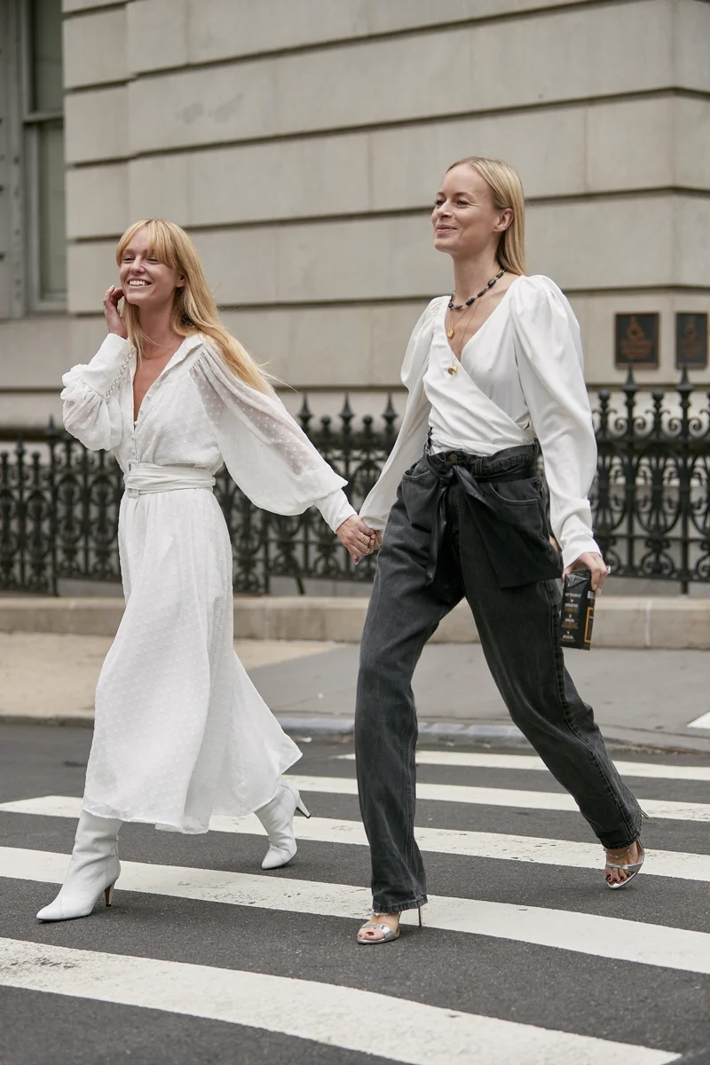 Женщины поразили шикарным уличным стилем во время Недели моды в Нью-Йорке - фото 449485
