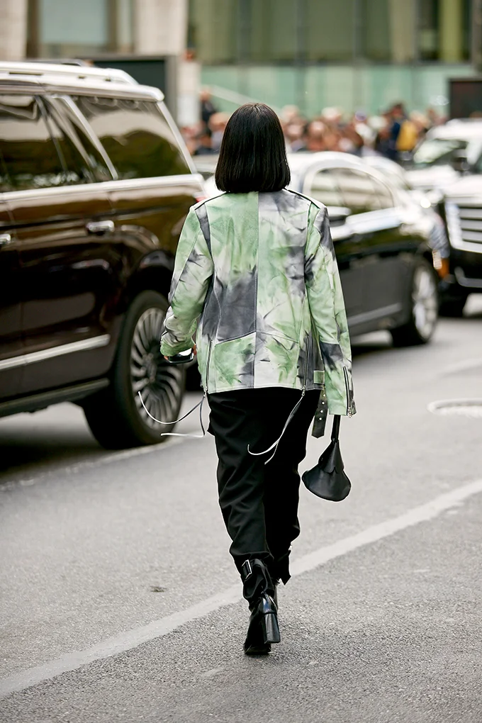 Женщины поразили шикарным уличным стилем во время Недели моды в Нью-Йорке - фото 449488