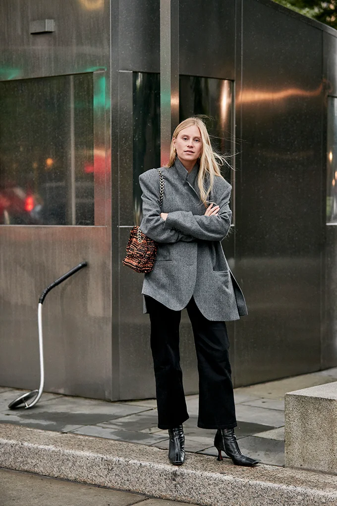 Женщины поразили шикарным уличным стилем во время Недели моды в Нью-Йорке - фото 449491