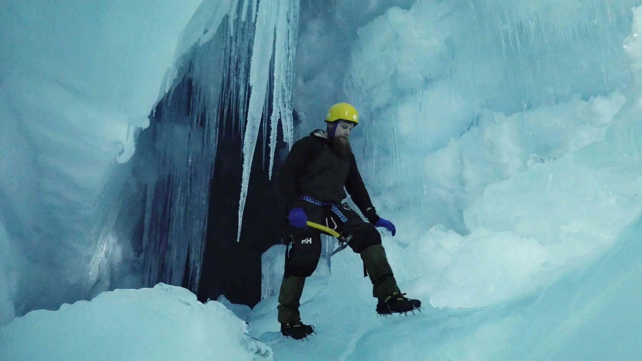 Украинские полярники нашли 'потерянную' пещеру в Антарктиде, и эти фото поражают - фото 449732