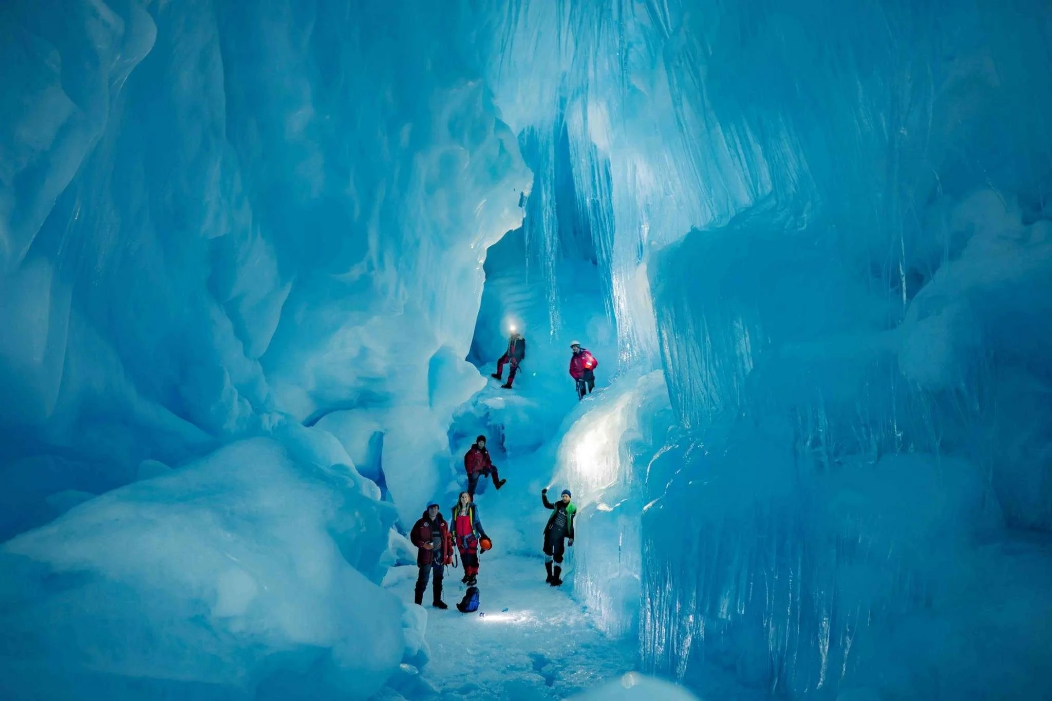 Украинские полярники нашли 'потерянную' пещеру в Антарктиде, и эти фото поражают - фото 449733