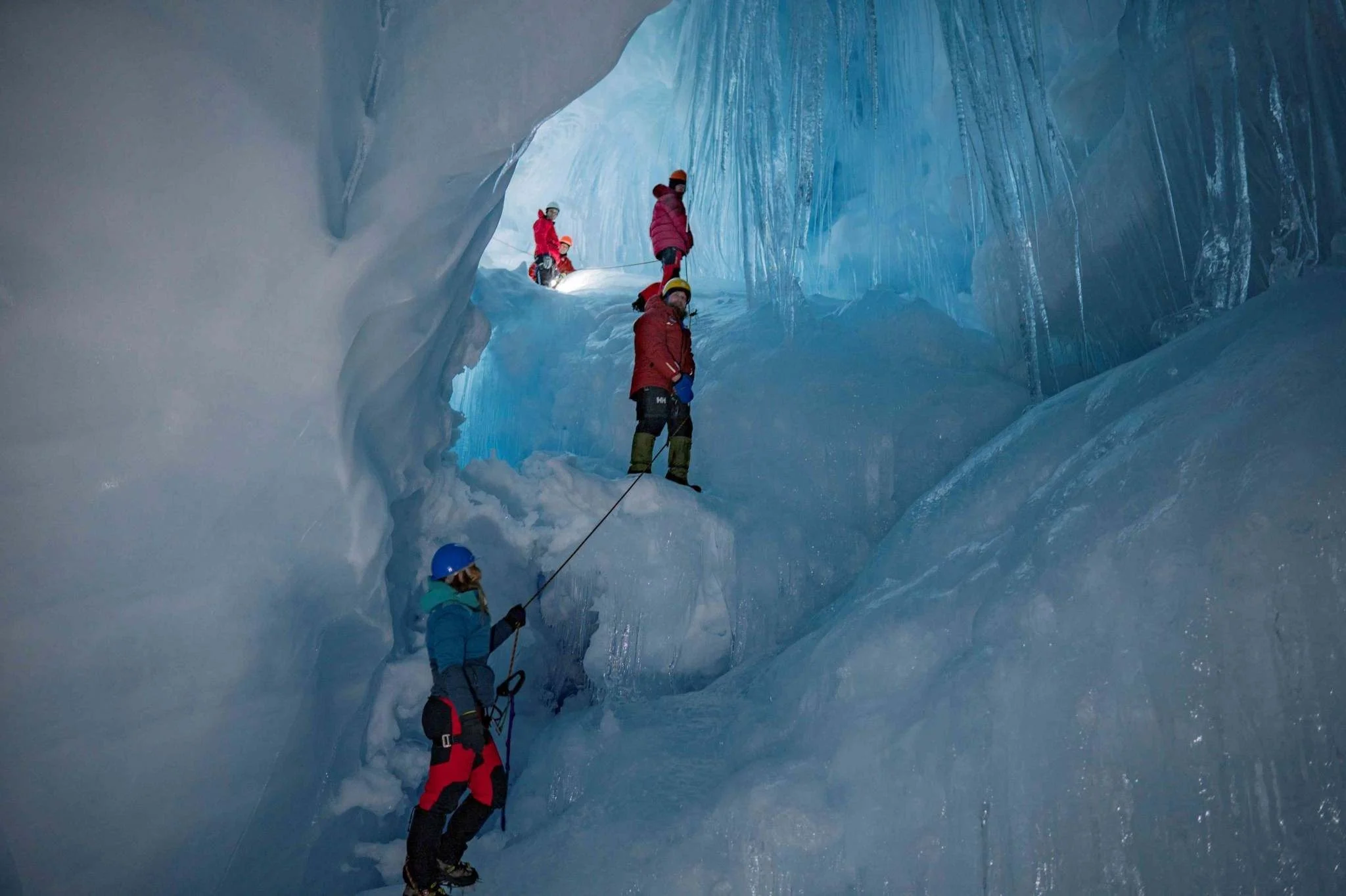 Украинские полярники нашли 'потерянную' пещеру в Антарктиде, и эти фото поражают - фото 449734