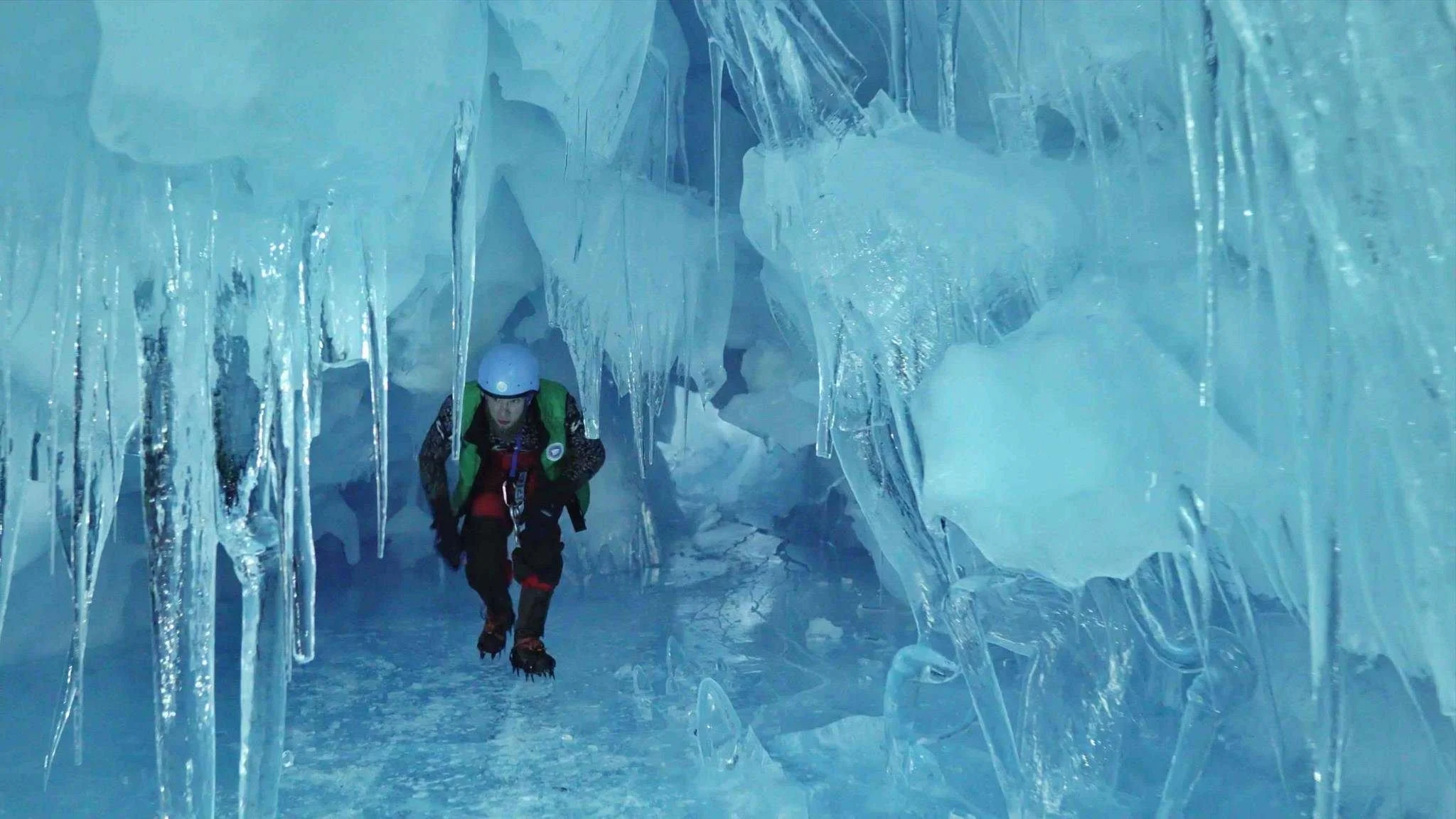 Украинские полярники нашли 'потерянную' пещеру в Антарктиде, и эти фото поражают - фото 449735