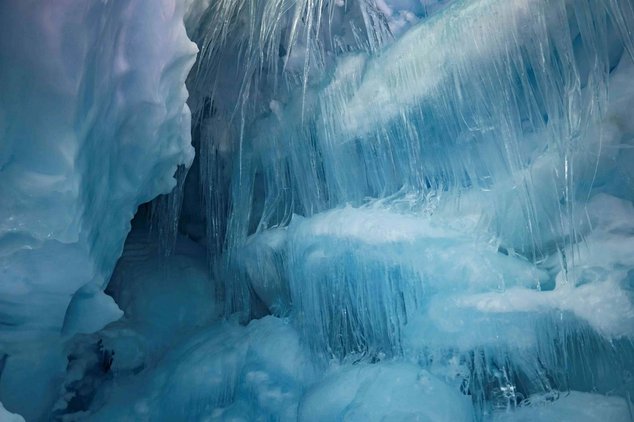 Украинские полярники нашли 'потерянную' пещеру в Антарктиде, и эти фото поражают - фото 449736