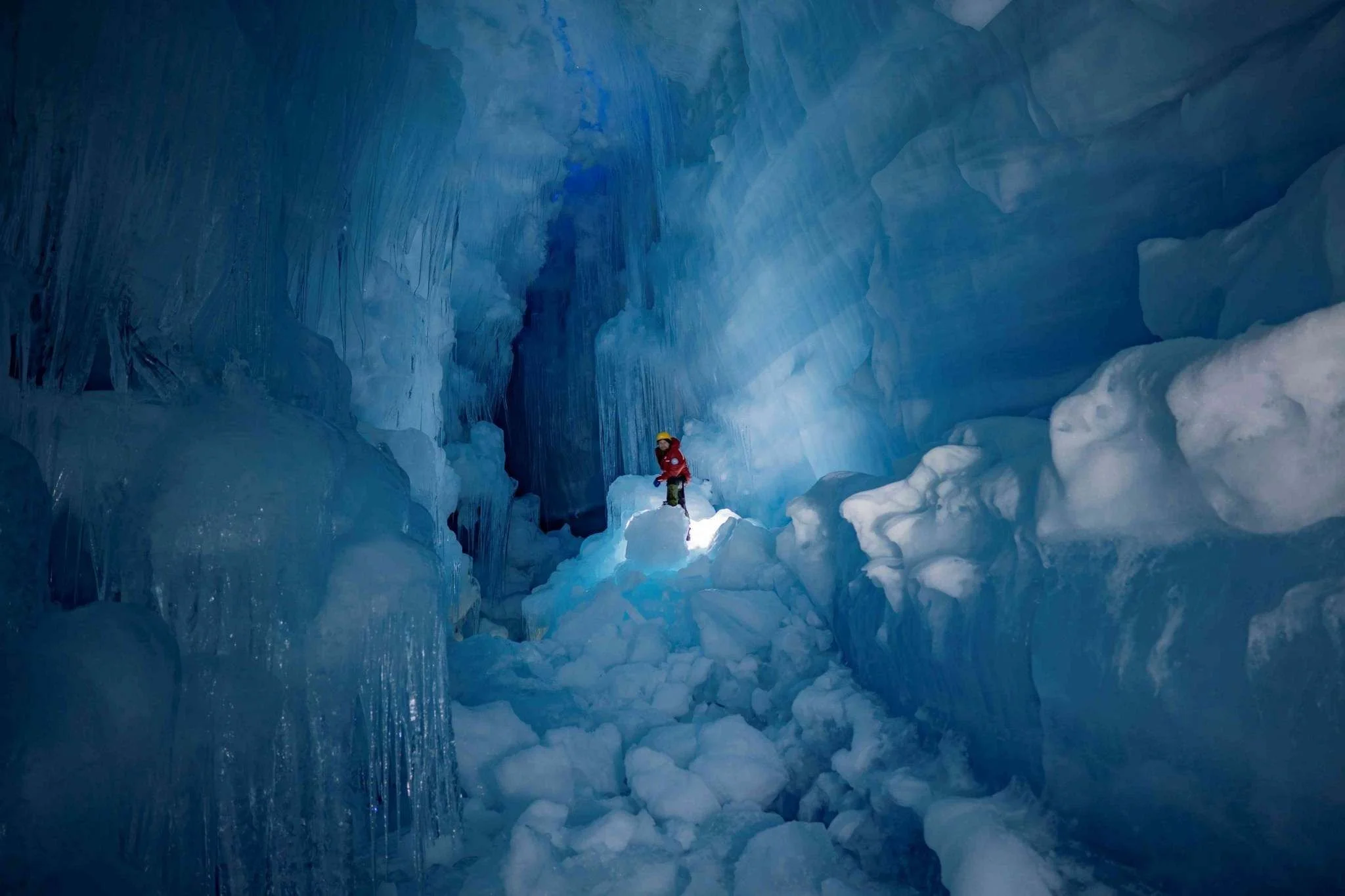Украинские полярники нашли 'потерянную' пещеру в Антарктиде, и эти фото поражают - фото 449738