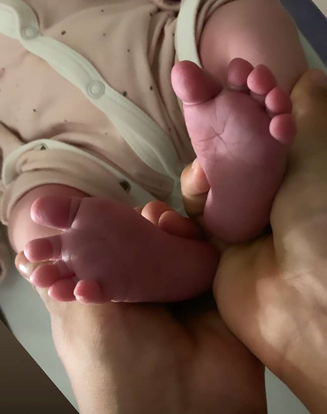 Санта Димопулос во второй раз стала мамой и уже успела показать сладкое фото младенца - фото 450221