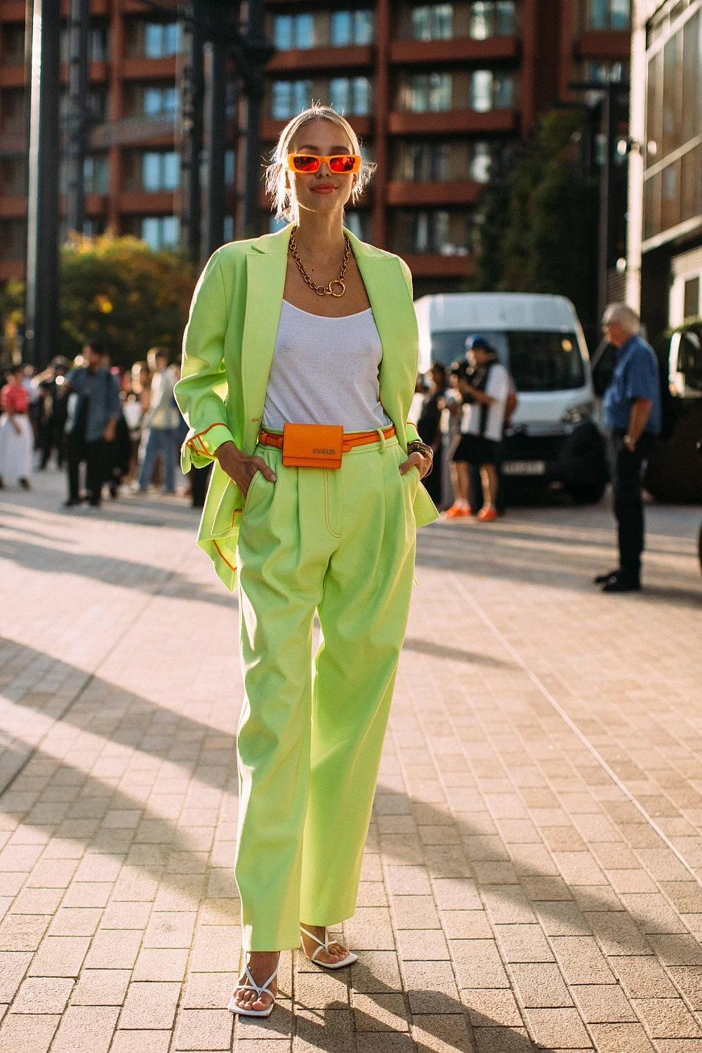 Модное вдохновение: что носят стильные девушки во время Недели моды в Лондоне - фото 450434