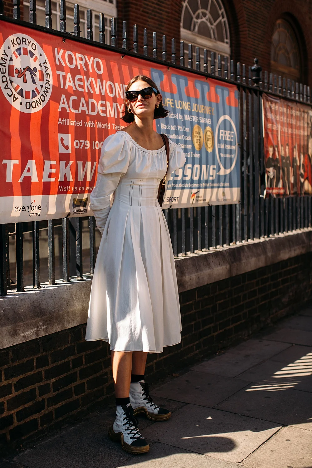 Модное вдохновение: что носят стильные девушки во время Недели моды в Лондоне - фото 450438