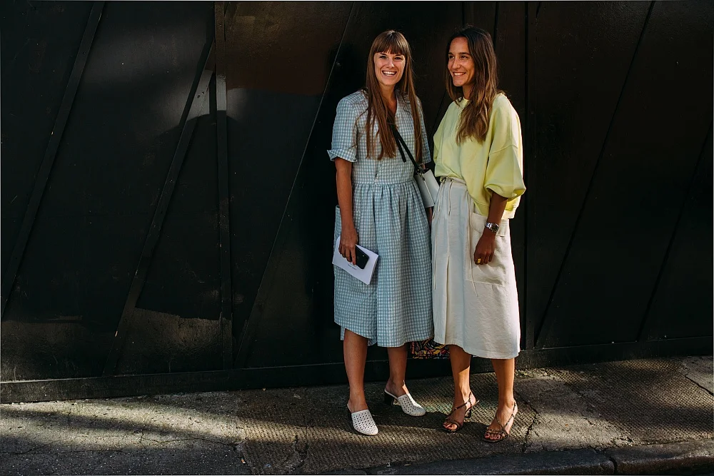 Модное вдохновение: что носят стильные девушки во время Недели моды в Лондоне - фото 450439
