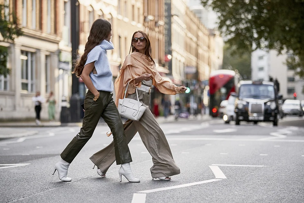 Модное вдохновение: что носят стильные девушки во время Недели моды в Лондоне - фото 450440
