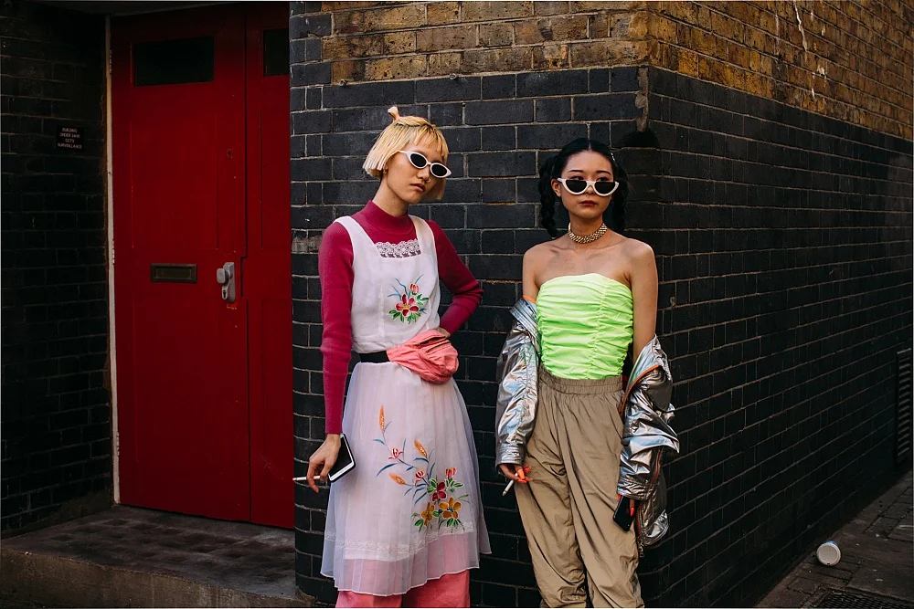 Модное вдохновение: что носят стильные девушки во время Недели моды в Лондоне - фото 450443
