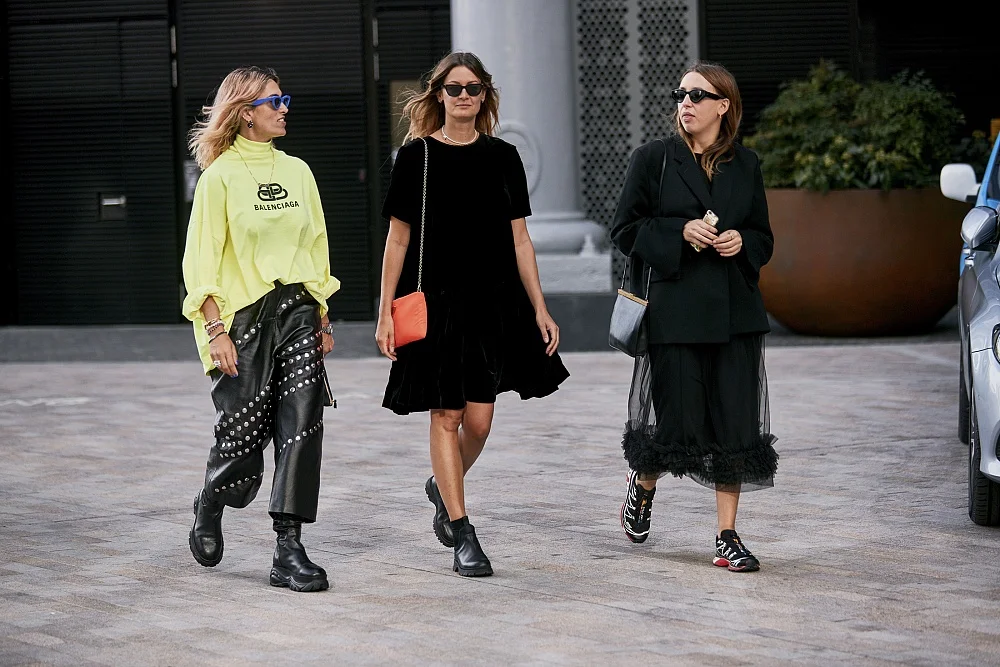 Модное вдохновение: что носят стильные девушки во время Недели моды в Лондоне - фото 450446