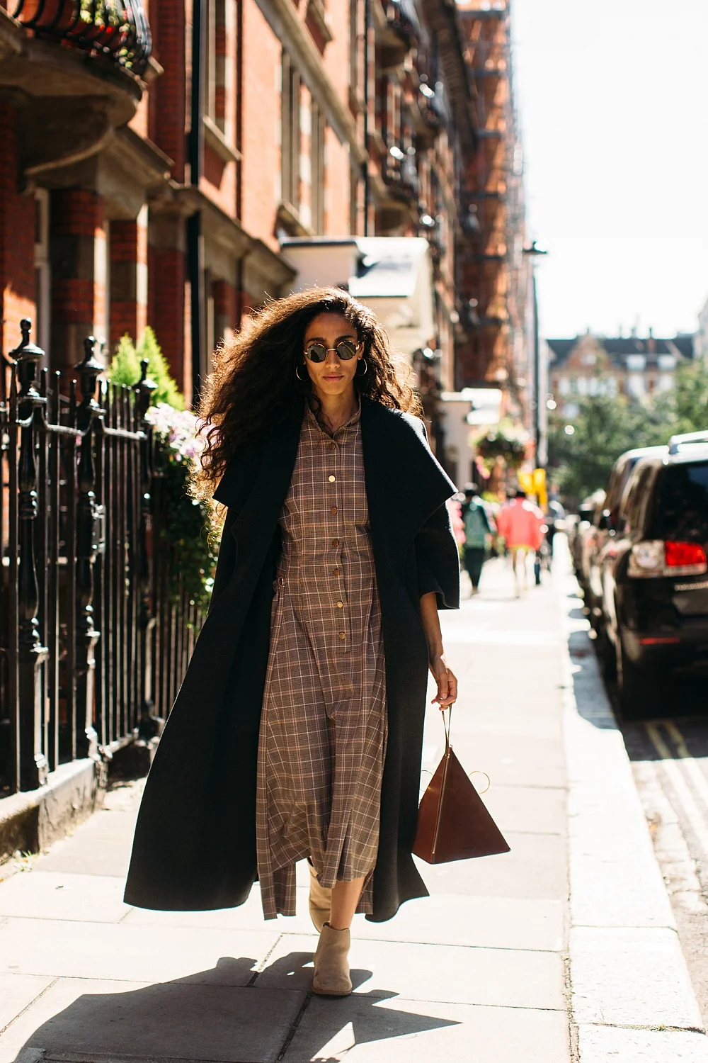 Модное вдохновение: что носят стильные девушки во время Недели моды в Лондоне - фото 450447