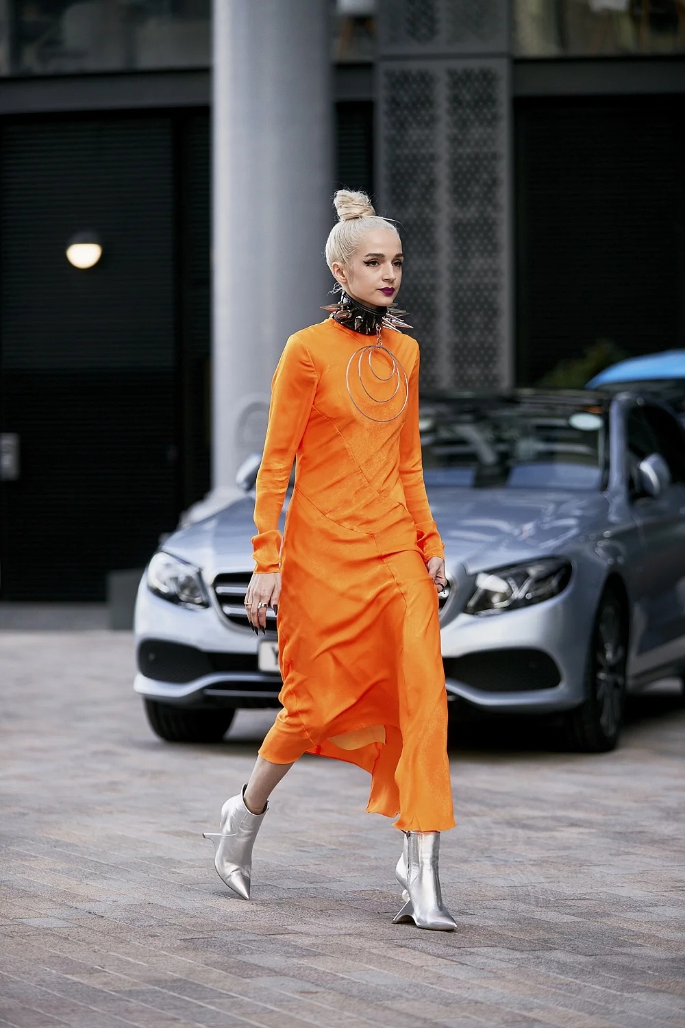 Модное вдохновение: что носят стильные девушки во время Недели моды в Лондоне - фото 450454
