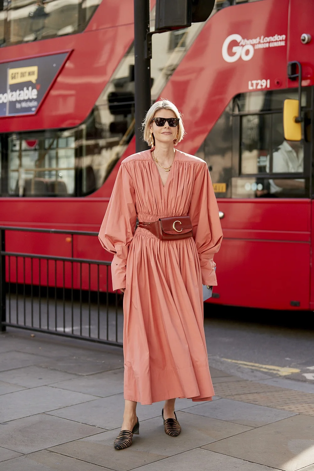 Модне натхнення: що носять найстильніші дівчата під час Тижня моди в Лондоні - фото 450467
