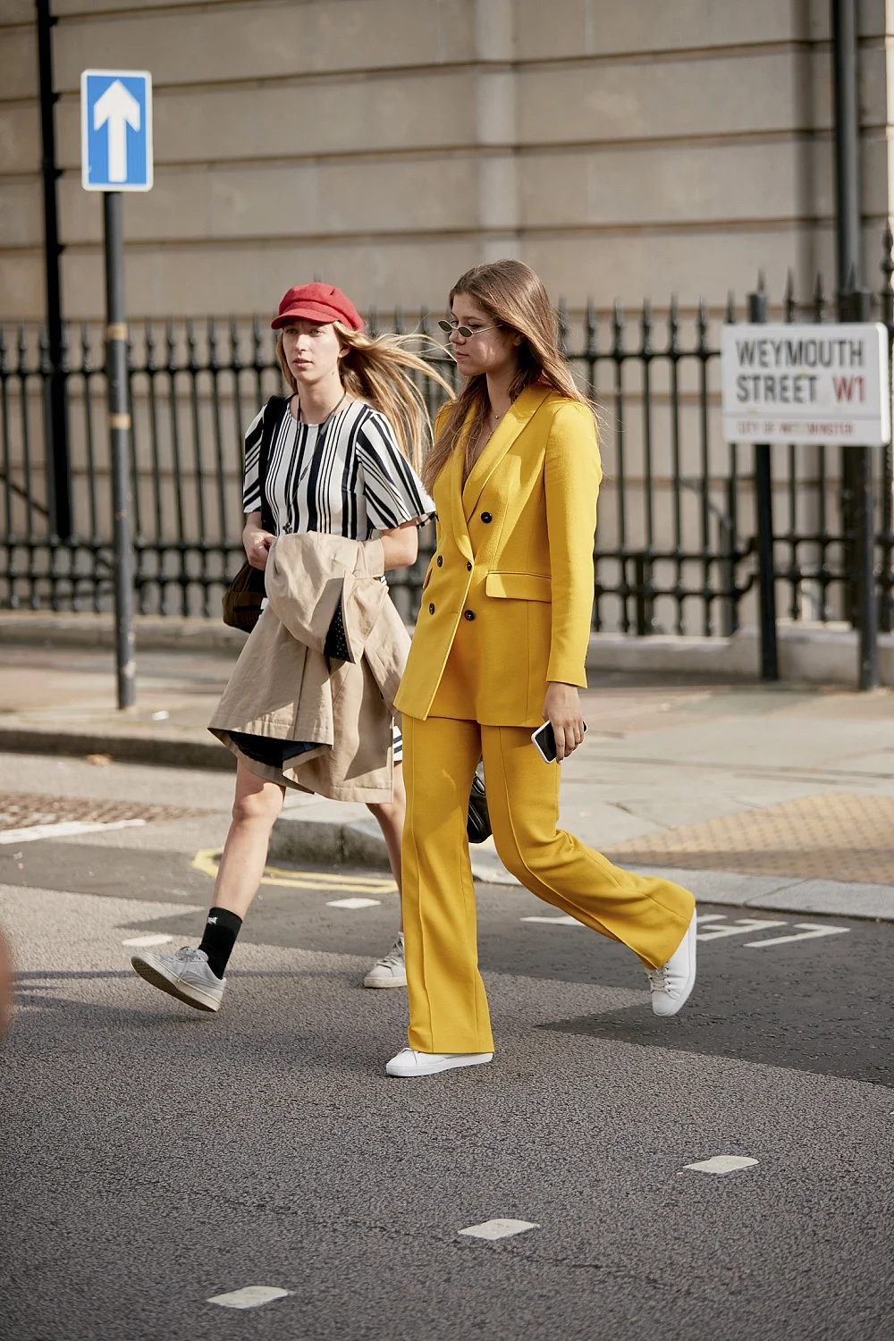 Модное вдохновение: что носят стильные девушки во время Недели моды в Лондоне - фото 450471