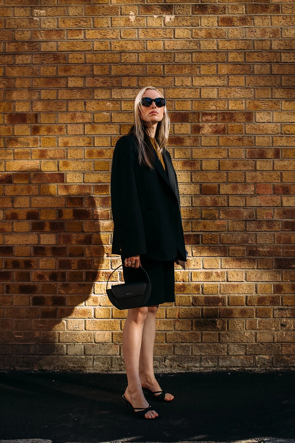 Модное вдохновение: что носят стильные девушки во время Недели моды в Лондоне - фото 450477