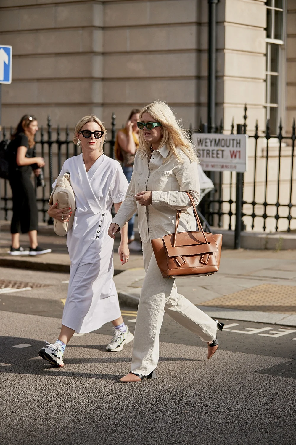 Модное вдохновение: что носят стильные девушки во время Недели моды в Лондоне - фото 450480