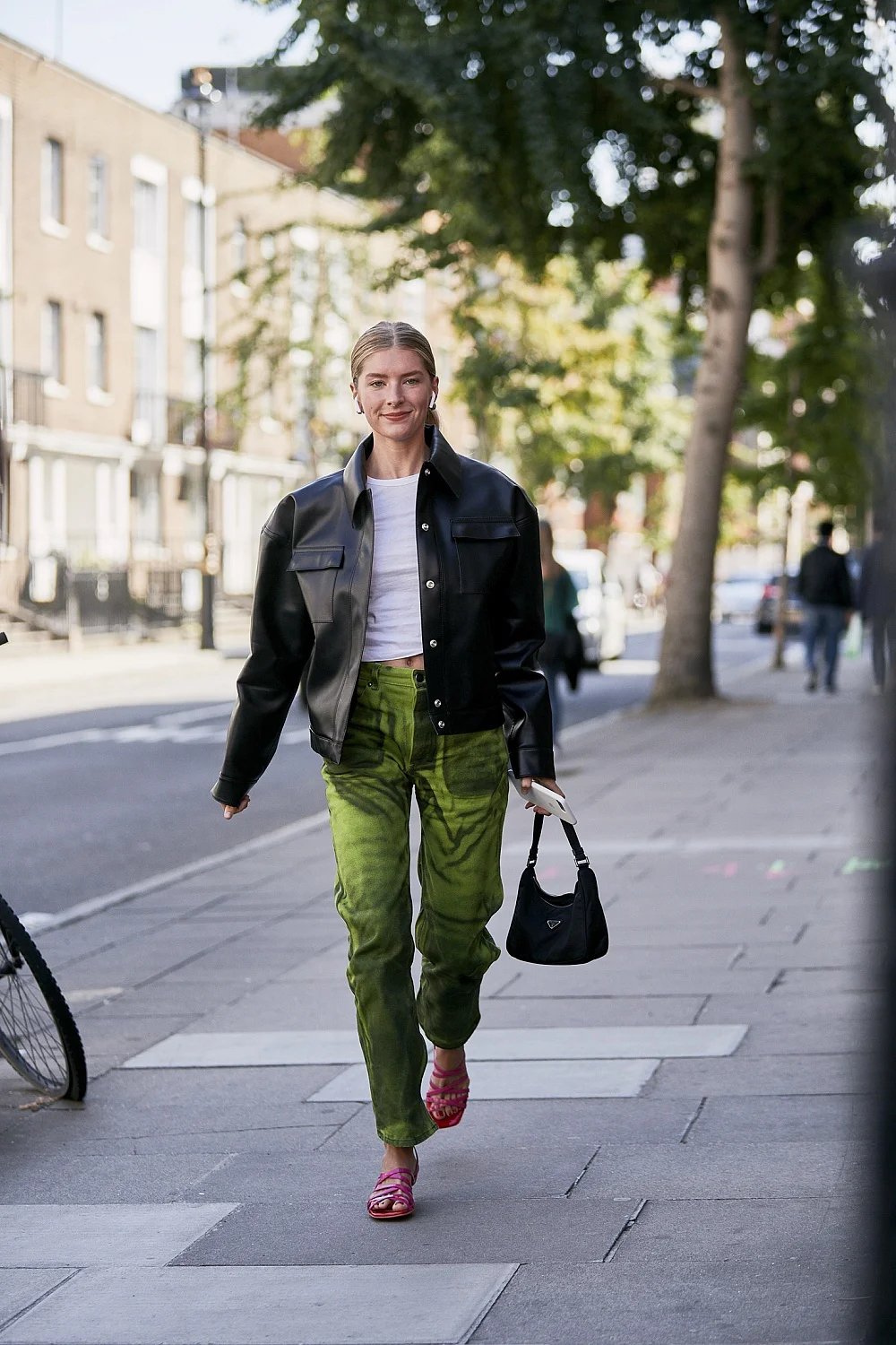 Модное вдохновение: что носят стильные девушки во время Недели моды в Лондоне - фото 450487