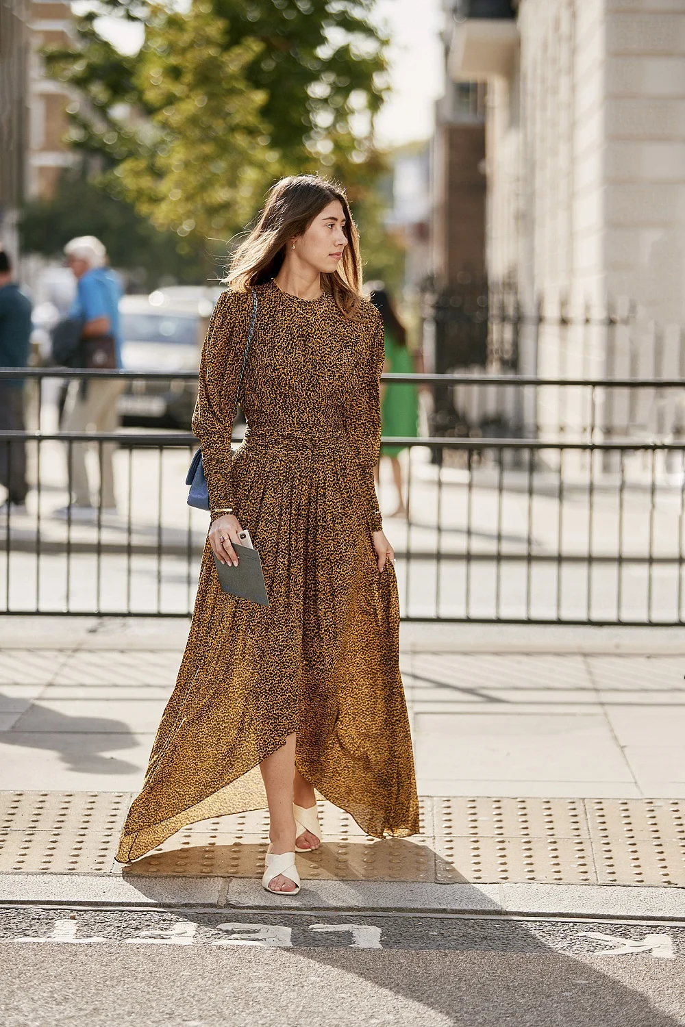 Модное вдохновение: что носят стильные девушки во время Недели моды в Лондоне - фото 450495