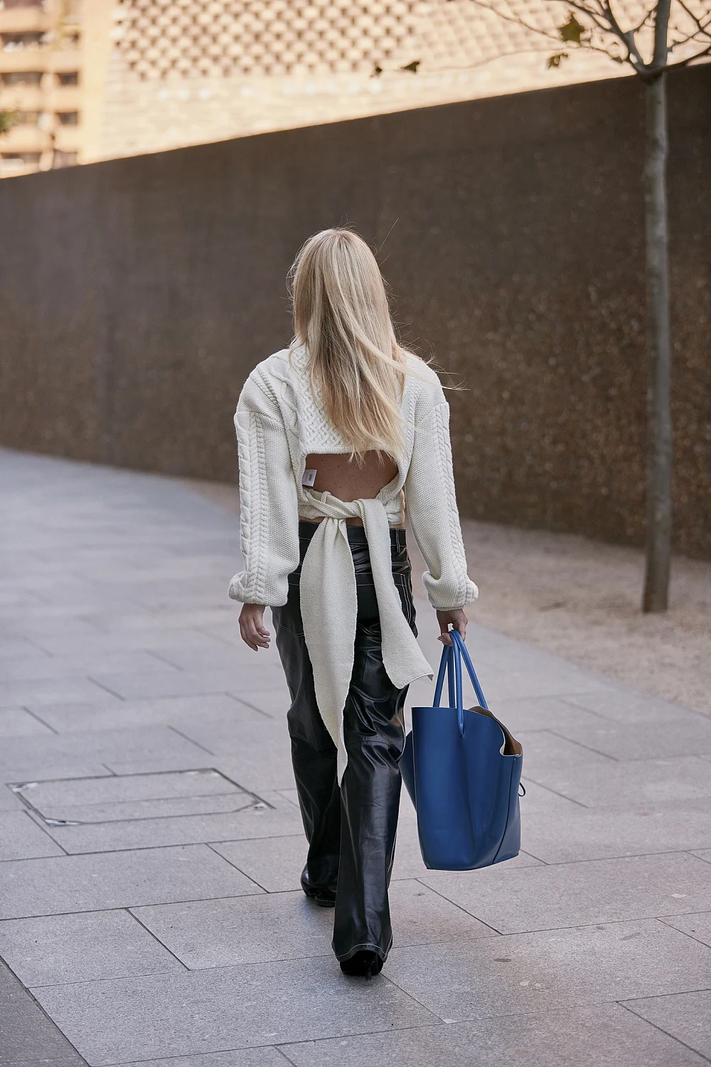Модное вдохновение: что носят стильные девушки во время Недели моды в Лондоне - фото 450496