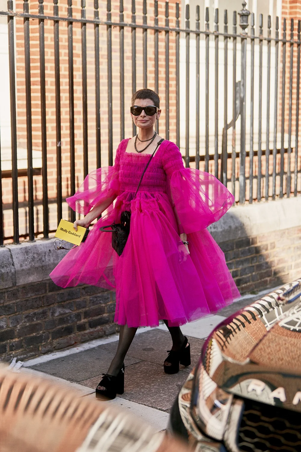 Модне натхнення: що носять найстильніші дівчата під час Тижня моди в Лондоні - фото 450498