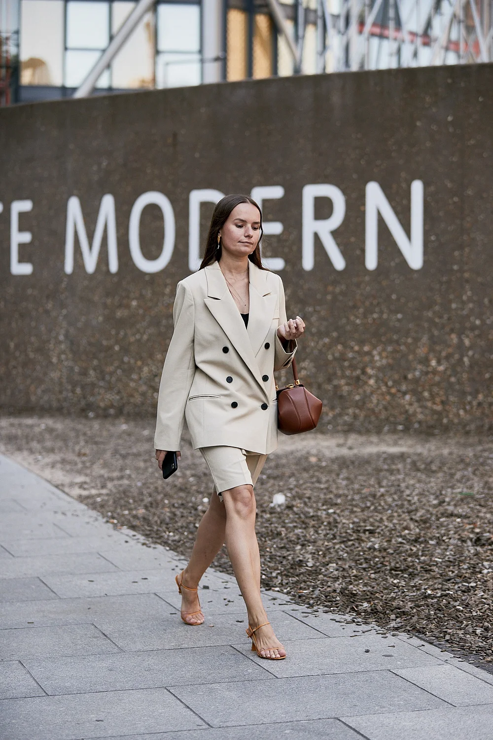 Модное вдохновение: что носят стильные девушки во время Недели моды в Лондоне - фото 450508