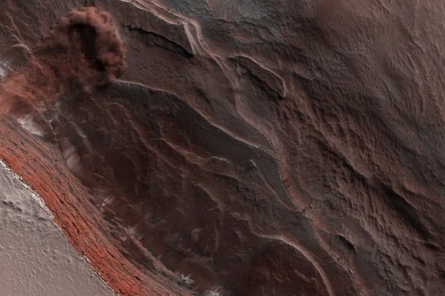 NASA показало масштабную ледяную лавину на Марсе - фото 450627