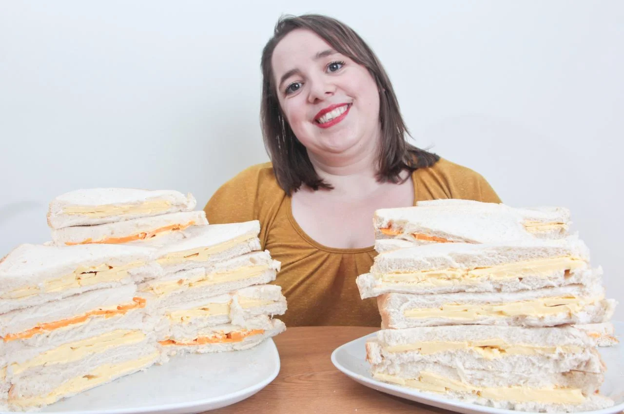 Женщина почти 30 лет ест только хлеб и сыр - вот как она выглядит - фото 450810