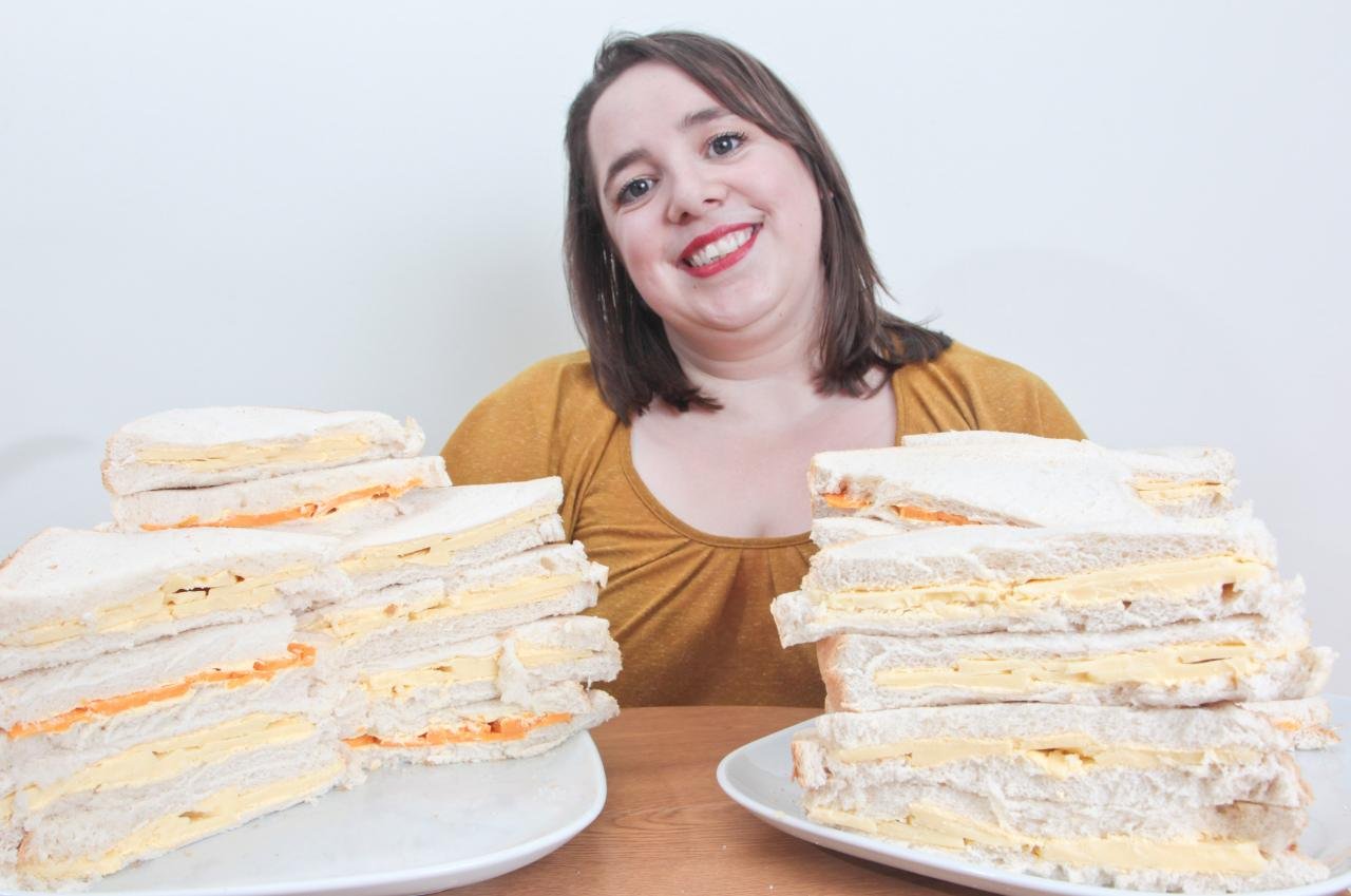 Женщина почти 30 лет ест только хлеб и сыр - вот как она выглядит - фото 450810
