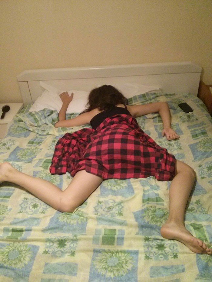 Люди, которые уснули в разных позах будто с них вытащили батарейки, рассмешат тебя до слез - 450833 Люди, которые уснули в разных позах будто с них вытащили батарейки, рассмешат тебя до слез - фото 450833