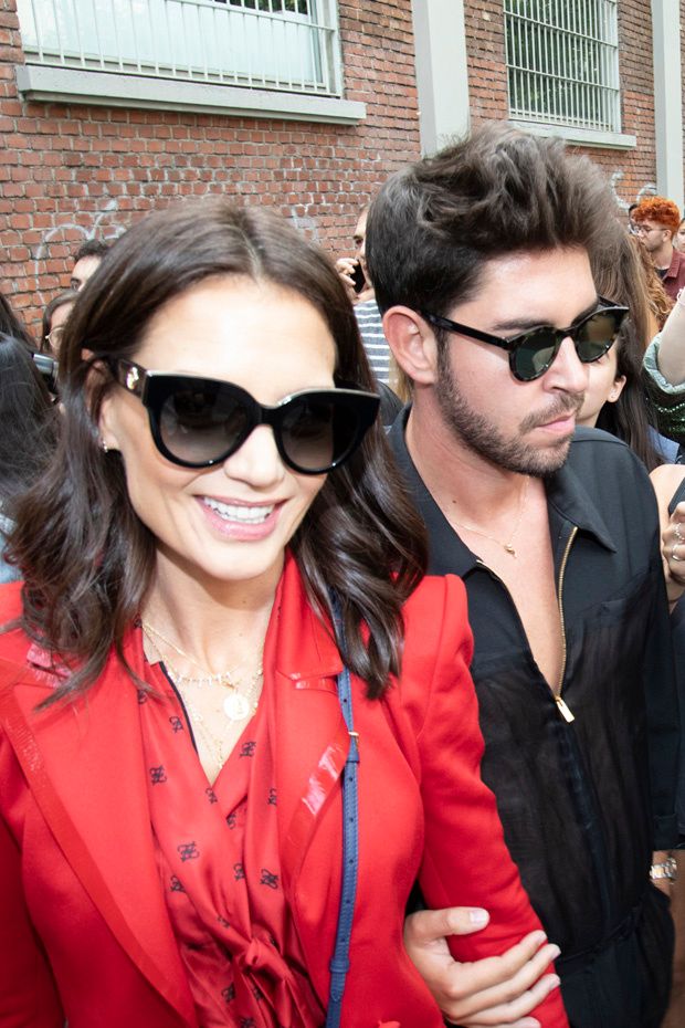 Кэти Холмс увидели в компании молодого незнакомца, похоже, она больше не одинокая женщина - фото 450988