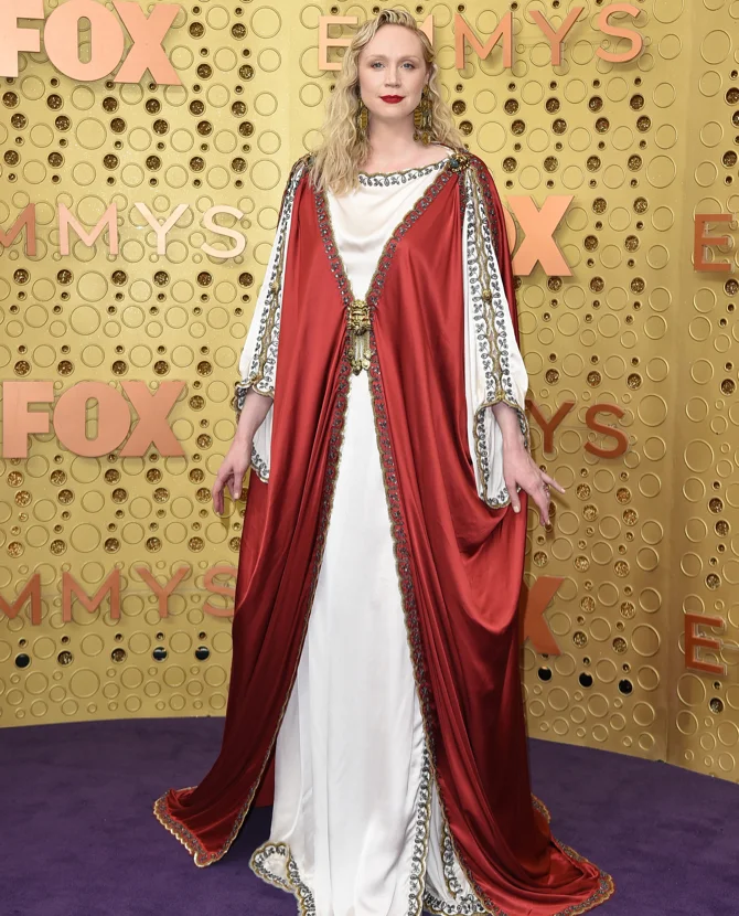 Актриса 'Игры престолов' пришла на Эмми в божественном платье и стала интернет-звездой - фото 451468