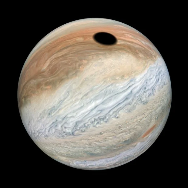 NASA опубликовало эффектное фото затмения на Юпитере - фото 451478