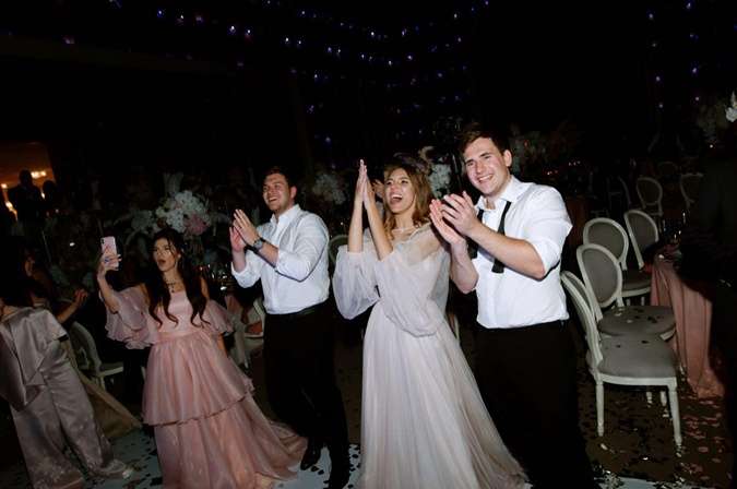В день свадьбы Ассоль сменила три дизайнерские платья, за которые заплатила более $28 000 - фото 451558