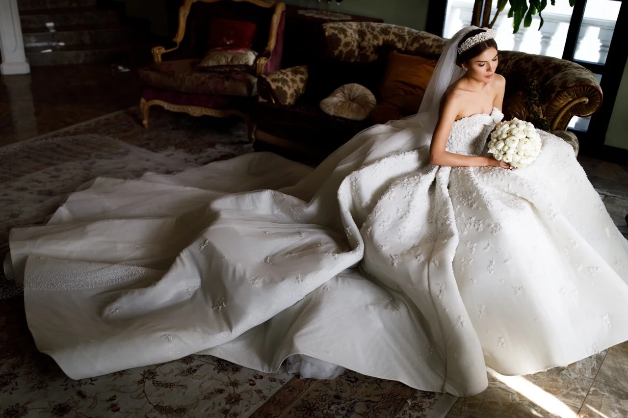 В день свадьбы Ассоль сменила три дизайнерские платья, за которые заплатила более $28 000 - фото 451560