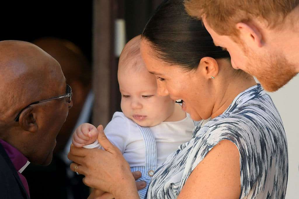Светский выход принца Арчи: Меган Маркл и принц Гарри впервые показали подросшего сына - фото 451875