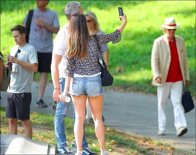 Лана Дель Рей на прогулянці з таємничим незнайомцем - фото 451886
