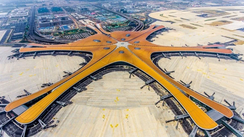 В Пекине открыли самый большой в мире аэропорт по проекту Захи Хадид - фото 451934