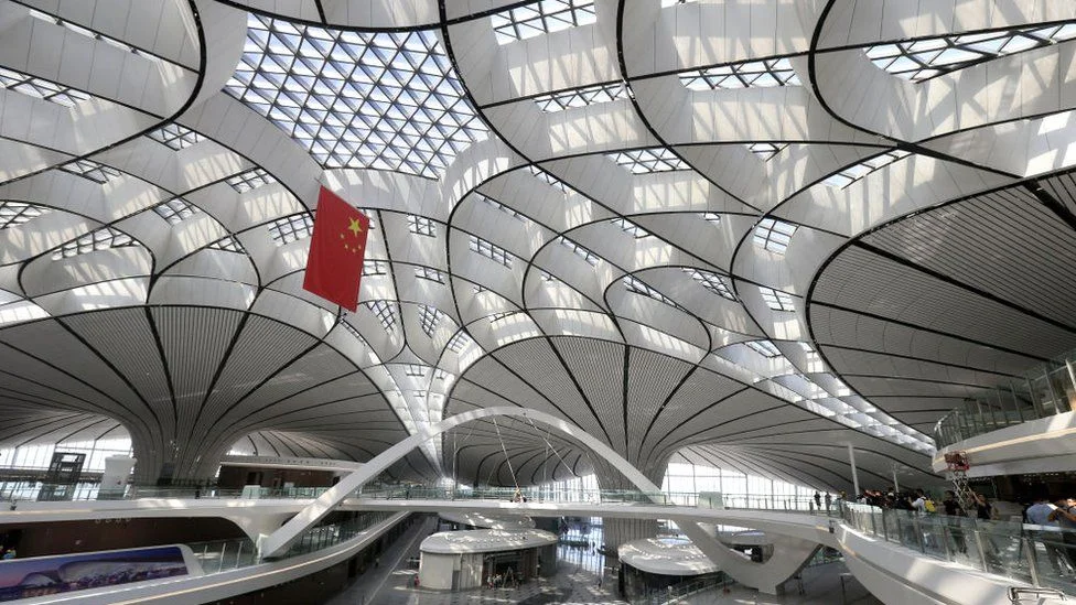 В Пекине открыли самый большой в мире аэропорт по проекту Захи Хадид - фото 451935