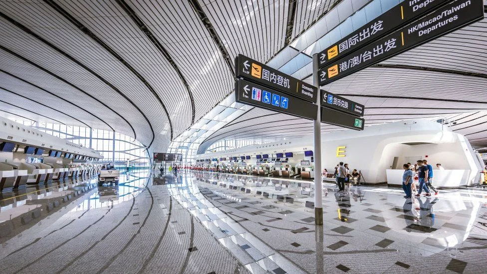 У Пекіні відкрили найбільший у світі аеропорт за проєктом Захи Хадід - фото 451936