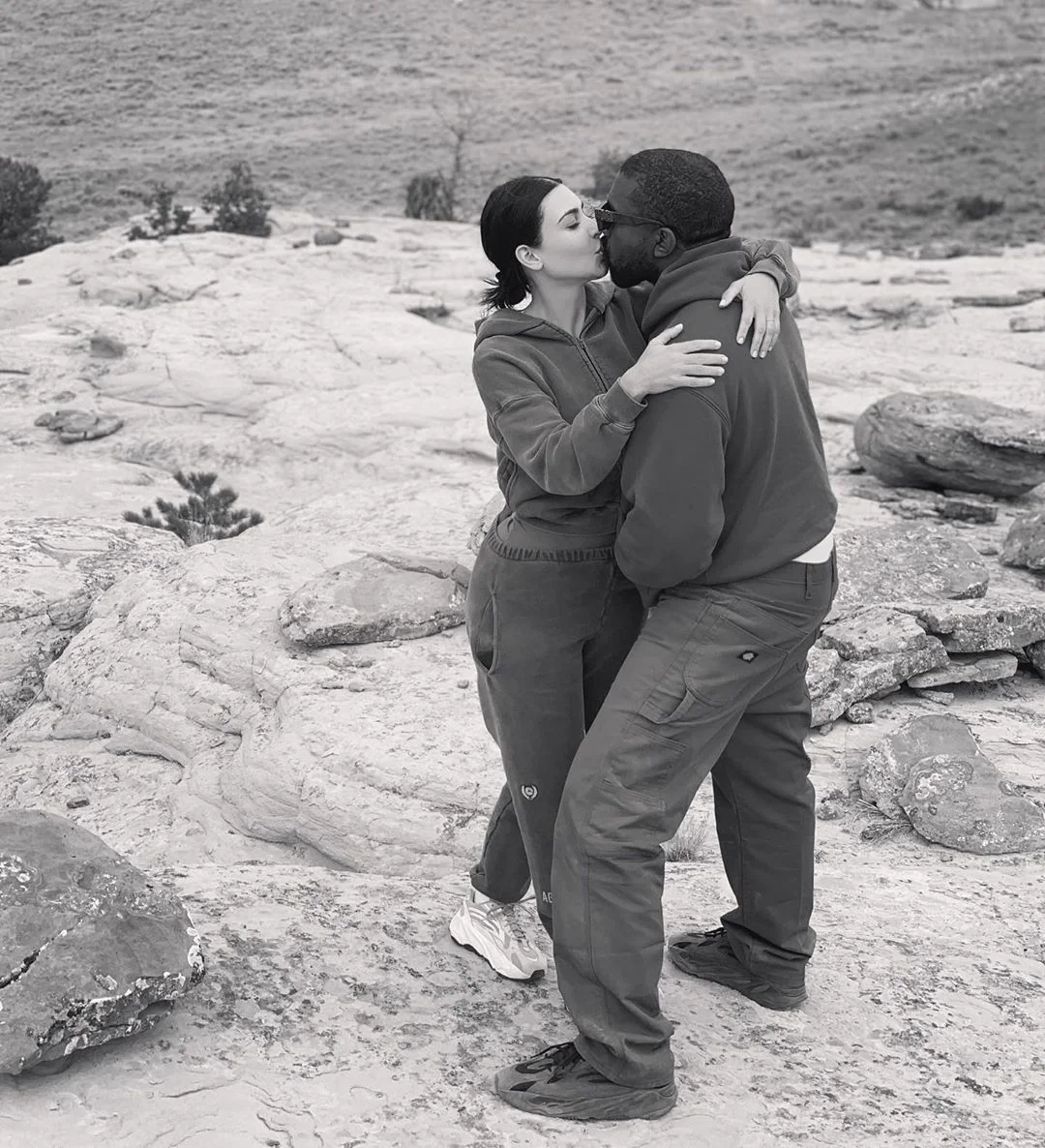 Вперше за довгий час Кім Кардашьян поділилася романтичним фото, на якому цілує Каньє Веста - фото 452362
