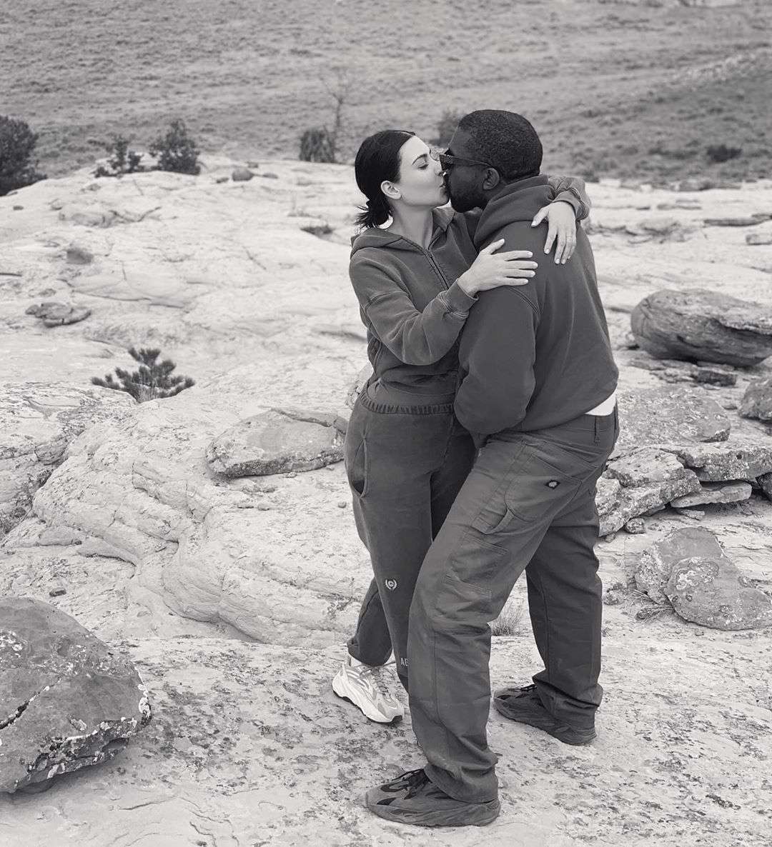 Впервые за долгое время Ким Кардашьян поделилась нежным фото, где целует Канье Уэста - фото 452362