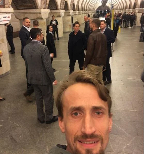 Том Круз в Киеве, и его уже успели увидеть в метро - фото 452478