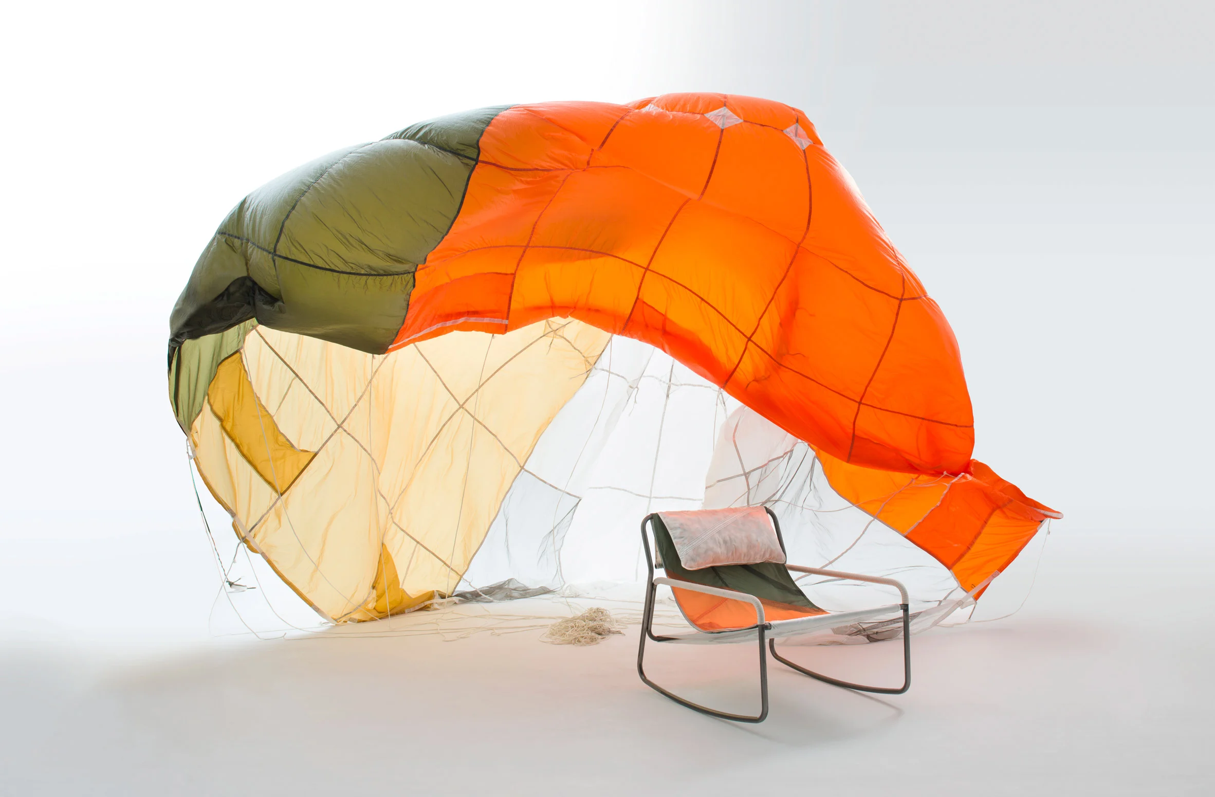 Ти будеш вражений красою меблів, які зробили зі звичайних парашутів - фото 452549