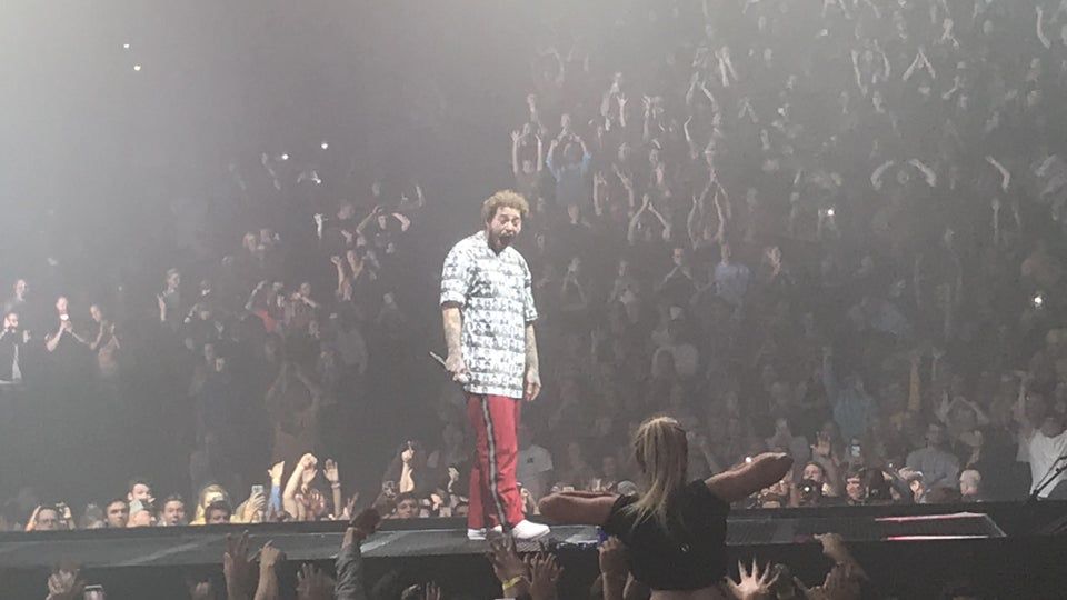 Фанатка показала известному рэперу Post Malone грудь, и его бурная реакция стала мемом - фото 452587