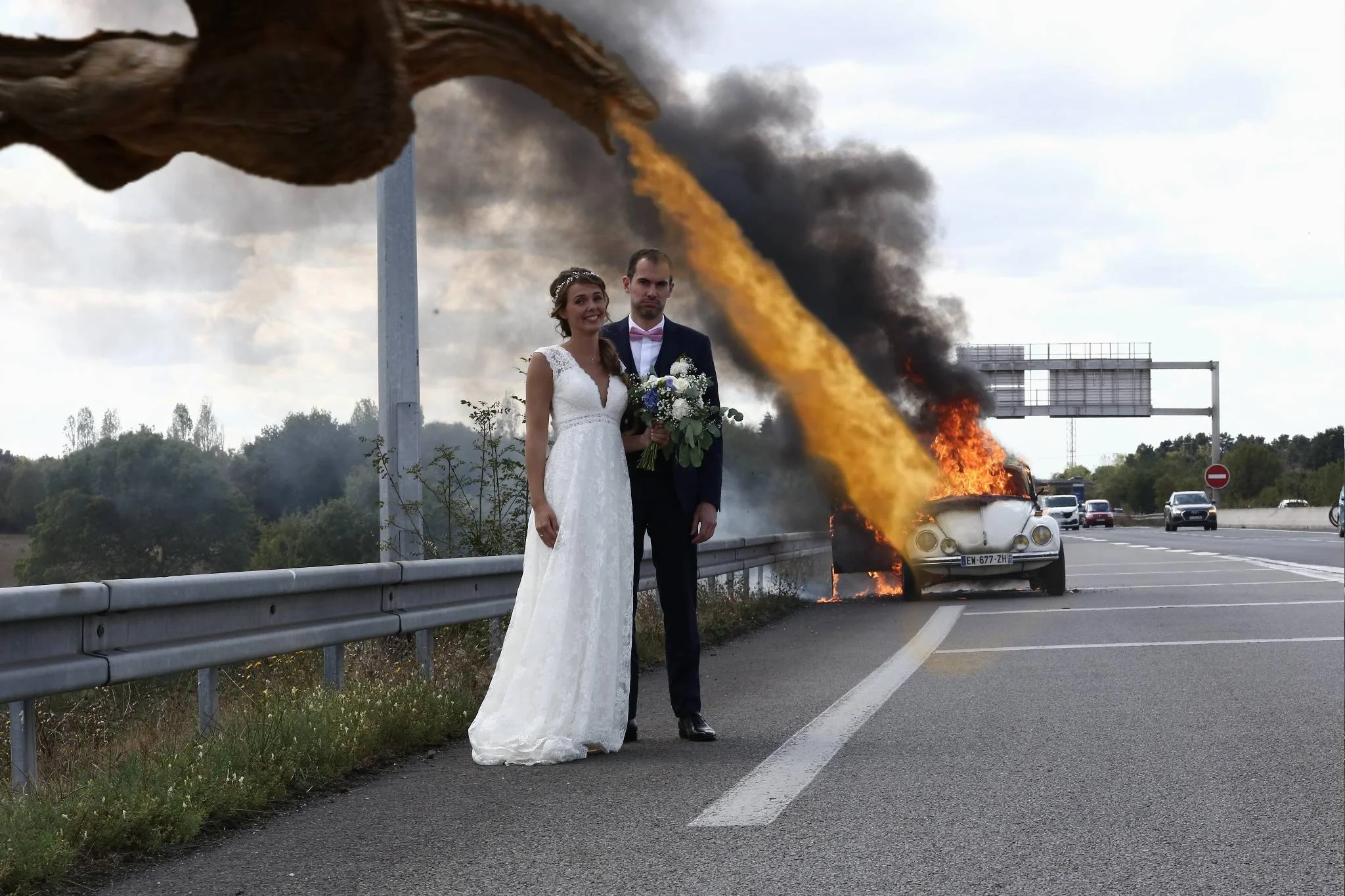 Молодожены сделали свадебное фото на фоне горящего авто и стали жертвами фотошопа - фото 452767