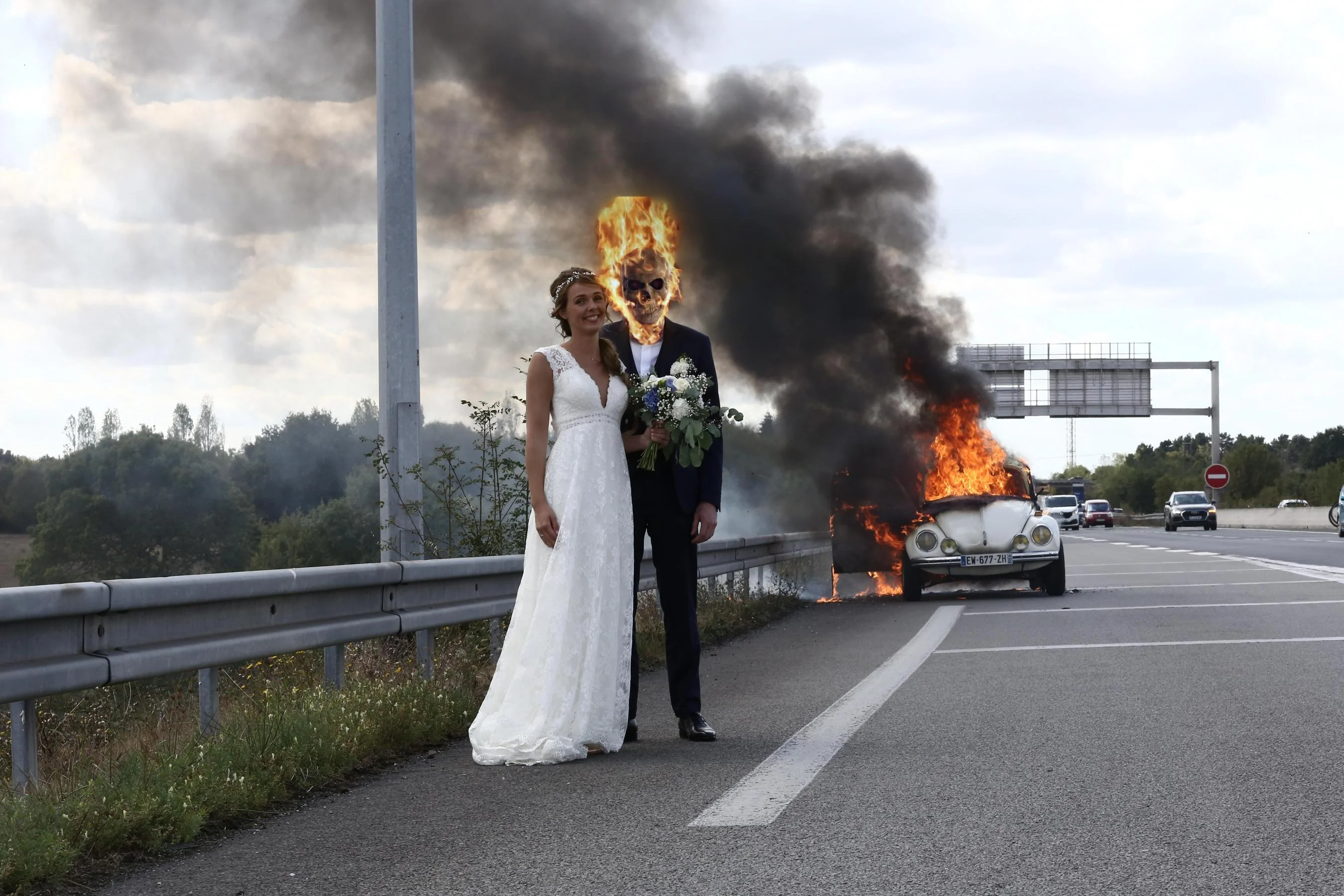 Молодожены сделали свадебное фото на фоне горящего авто и стали жертвами фотошопа - фото 452772